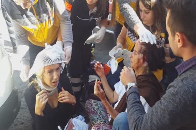 KDZ. EREĞLİ İLÇESİNDE KALDIRIMDA YÜRÜYEN ANNE İLE KIZININ BAŞINA 5 METRE UZUNLUĞUNDA PROFİL DÜŞTÜ. (VEDAT KILIÇ/ZONGULDAK-İHA)