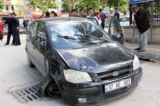 KASTAMONU’DA KARŞIYA GEÇMEK İSTEYEN ÖĞRETMENE ÇARPAN OTOMOBİL, PARK HALİNDEKİ İKİ ARACA DAHA ÇARPARAK DURABİLDİ. (VEDAT YUNUS İKİZOĞLU/KASTAMONU-İHA)