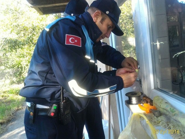KDZ. EREĞLİ BELEDİYESİ ZABITA MÜDÜRLÜĞÜ EKİPLERİ HALK SAĞLIĞINI TEHDİT ETTİĞİ GEREKÇESİ İLE GÖZLEME İMALATI YAPAN BİR İŞ YERİNİ KAPATTI. (VEDAT KILIÇ/ZONGULDAK-İHA)