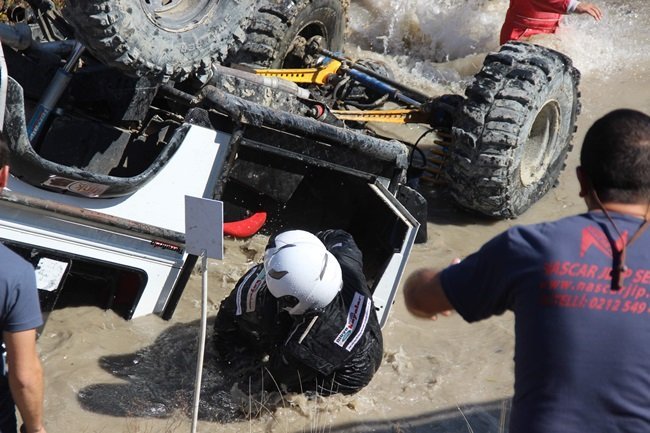 PARKURU EN KISA SÜREDE GEÇEBİLMEK İÇİN MÜCADELE ETTİĞİ TRİAL BRANŞINDAKİ YARIŞLARDA UMUT BAYRAK VE HALİL YEŞİLSELVİ YÖNETİMİNDEKİ ARAZİ ARACI SUYLA KAPLI 5. KAPIDAN GEÇTİĞİ SIRADA TAKLA ATARAK TERS OLARAK SUYA GÖMÜLDÜ. (YASİN ERDEM/KARABÜK-İHA)