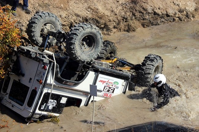 PİLOTU YÖNLENDİRMEK İÇİN ARACIN DIŞINDA OLAN YARDIMCI PİLOT HALİL YEŞİLSEVLİ, SUYA ATLAYARAK PİLOTU KURTARMAK İÇİN MÜCADELE VERDİ. (YASİN ERDEM/KARABÜK-İHA)