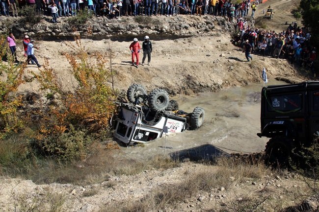 KARABÜK OFF-ROAD KULÜBÜ (KARDOFF) TARAFINDAN DÜZENLENEN ORGANİZASYONDA 32 SPORCU VE 16 ARAZİ ARACINDAN OLUŞAN 8 TAKIMIN MÜCADELESİNE SAHNE OLAN YARIŞLARIN SON GÜNÜ HEYECAN VE KORKU DOLU ANLARA SAHNE OLDU. (YASİN ERDEM/KARABÜK-İHA)