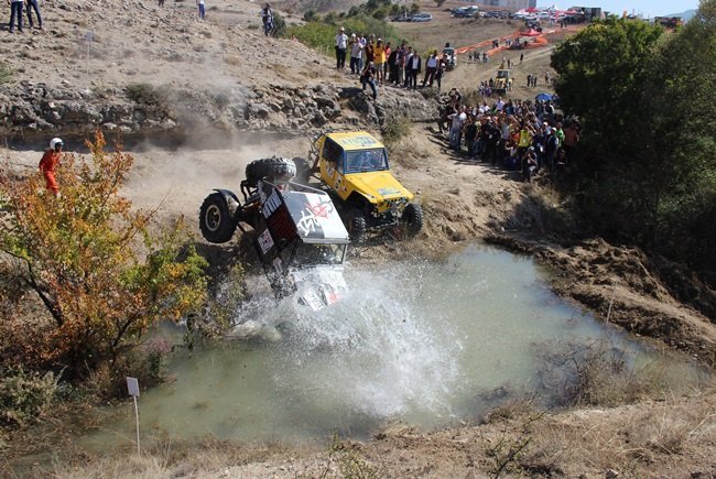 YARDIMLAŞMA VE OFF-ROAD RUHUNUN ÖN PLANDA TUTULDUĞU, 2 ARAÇ VE 4 SPORCUDAN OLUŞAN TAKIMLARIN, PARKURU EN KISA SÜREDE GEÇEBİLMEK İÇİN MÜCADELE ETTİĞİ TRİAL BRANŞINDAKİ YARIŞLAR, KARABÜK'ÜN SAFRANBOLU İLÇESİNDE OLUŞTURULAN ÖZEL PARKUR ALANINDA TAMAMLANDI. (YASİN ERDEM/KARABÜK-İHA)