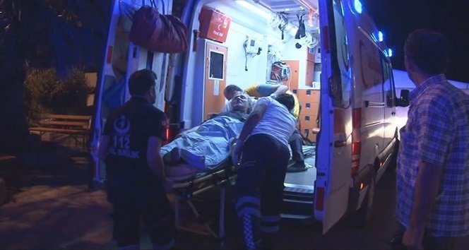 Minibüsten inen akrabasını bıçakladı