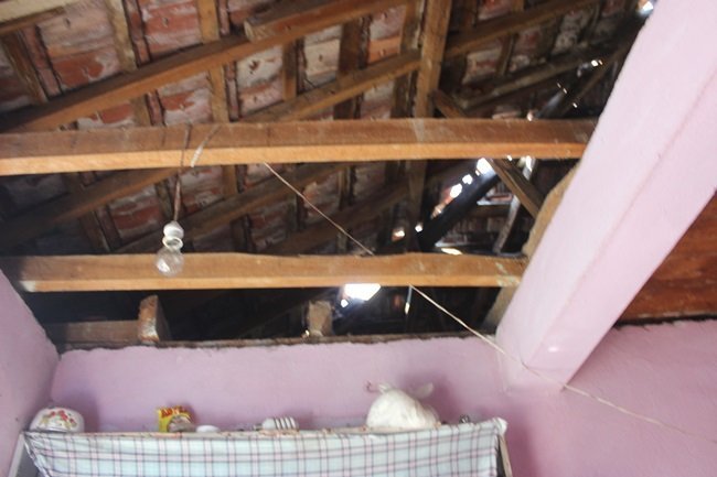 BARTIN'IN KOZCAĞIZ İLÇESİNDE 2 ÇOCUĞUYLA BİRLİKTE ZOR ŞARTLAR ALTINDA YAŞAM MÜCADELESİ VEREN SEVDA GÜL, KENDİSİNE UZANACAK YARDIM ELİNİ BEKLİYOR. GÜL AİLESİNİN EVİNİN TAVANI SU ALIYOR. (MUSTAFA KURT/BARTIN-İHA)