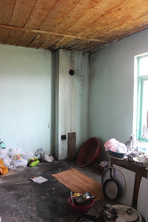 BARTIN'IN KOZCAĞIZ İLÇESİNDE 2 ÇOCUĞUYLA BİRLİKTE ZOR ŞARTLAR ALTINDA YAŞAM MÜCADELESİ VEREN SEVDA GÜL, KENDİSİNE UZANACAK YARDIM ELİNİ BEKLİYOR. GÜL AİLESİNİN EVİNİN TAVANI SU ALIYOR. (MUSTAFA KURT/BARTIN-İHA)