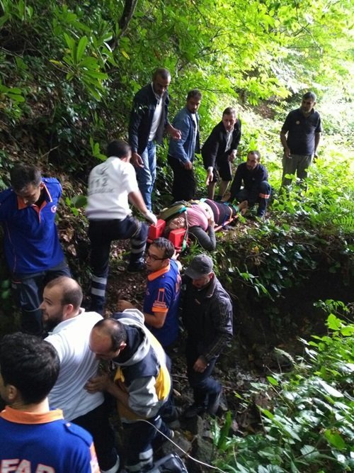ZONGULDAK'TA 40 METREDEN UÇURUMA YUVARLANARAK TERS DÖNEN ARAÇTA SIKIŞAN YARALILAR, EKİPLER TARAFINDAN KURTARILARAK HASTANEYE KALDIRILDI. (İHA/ZONGULDAK-İHA)