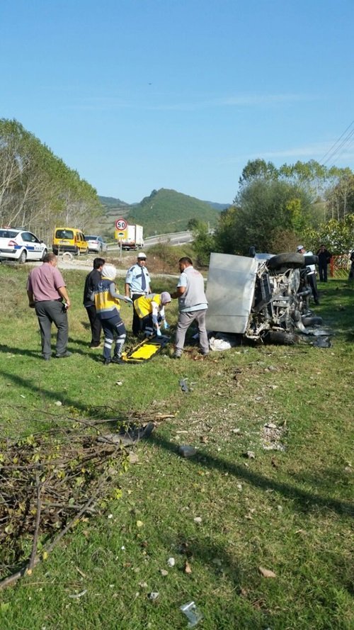BARTIN'DA BİR OTOMOBİLİN ŞARAMPOLE UÇMASI SONUCU MEYDANA GELEN TRAFİK KAZASINDA 1 KİŞİ YARALANDI. (MUSTAFA KURT/BARTIN-İHA)