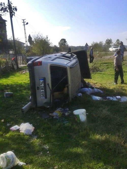 BARTIN'DA BİR OTOMOBİLİN ŞARAMPOLE UÇMASI SONUCU MEYDANA GELEN TRAFİK KAZASINDA 1 KİŞİ YARALANDI. (MUSTAFA KURT/BARTIN-İHA)