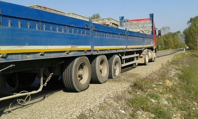 BARTIN'DA SEYİR HALİNDEYKEN LASTİKLERİ TUTUŞAN TIR'DAKİ YANGIN, VATANDAŞLARIN YARDIMI İLE KISA SÜREDE SÖNDÜRÜLDÜ. (MUSTAFA KURT/BARTIN-İHA)