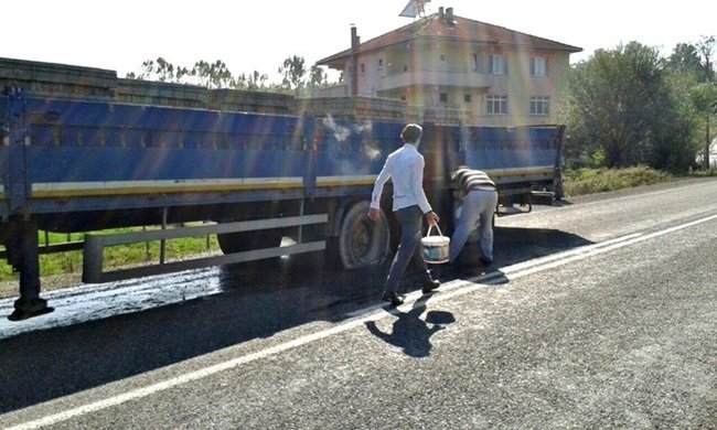 BARTIN'DA SEYİR HALİNDEYKEN LASTİKLERİ TUTUŞAN TIR'DAKİ YANGIN, VATANDAŞLARIN YARDIMI İLE KISA SÜREDE SÖNDÜRÜLDÜ. (MUSTAFA KURT/BARTIN-İHA)