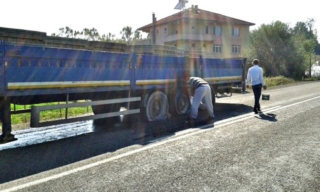 BARTIN'DA SEYİR HALİNDEYKEN LASTİKLERİ TUTUŞAN TIR'DAKİ YANGIN, VATANDAŞLARIN YARDIMI İLE KISA SÜREDE SÖNDÜRÜLDÜ. (MUSTAFA KURT/BARTIN-İHA)
