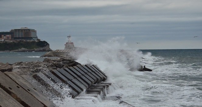 Zonguldak’ta dalga boyu 5 metreyi aştı