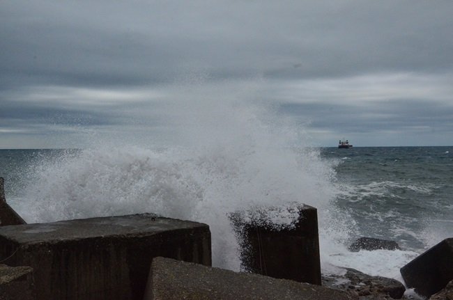 ZONGULDAK'TA SABAH ERKEN SAATLERE KADAR ARALIKLARLA SÜREN YAĞMURLA BİRLİKTE RÜZGAR DA ETKİLİ OLDU. SAHİL KENARLARINDA SAATTEKİ HIZI 25 KİLOMETREYİ BULAN RÜZGAR NEDENİYLE ZONGULDAK LİMANI'NDA DEV DALGALAR OLUŞTU. (ONUR ALTINDAĞ - SERTAÇ ÖZDEMİR/ZONGULDAK-İHA)