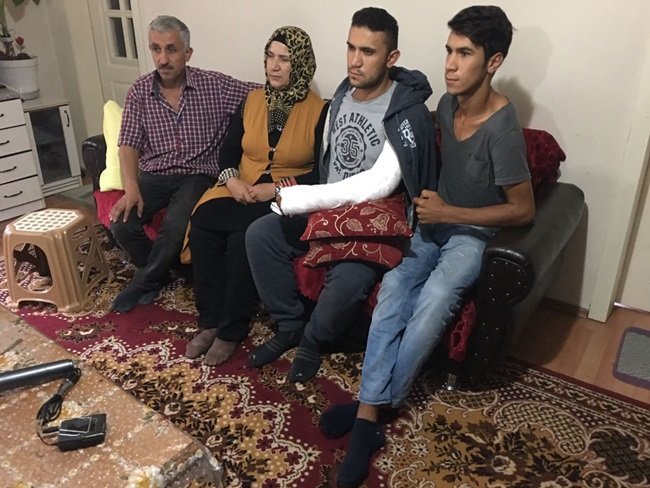 HAKKARİ’DE PKK’LI TERÖRİSTLERLE GİRİLEN ÇATIŞMADA 27 YAŞINDAKİ UZMAN ÇAVUŞ TANJU KUŞDEMİR’ÜN GÖĞSÜNE GELEN KURŞUN CEBİNDEKİ CEP TELEFONU ŞARJ CİHAZINA SAPLANDI. (EMRAH YILDIZ - ONUR ALTINDAĞ/ZONGULDAK-İHA)