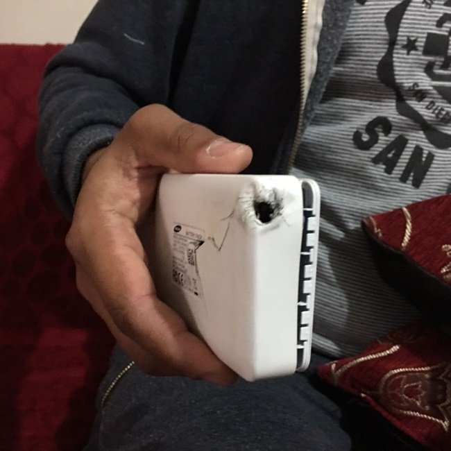 HAKKARİ’DE PKK’LI TERÖRİSTLERLE GİRİLEN ÇATIŞMADA 27 YAŞINDAKİ UZMAN ÇAVUŞ TANJU KUŞDEMİR’ÜN GÖĞSÜNE GELEN KURŞUN CEBİNDEKİ CEP TELEFONU ŞARJ CİHAZINA SAPLANDI. (EMRAH YILDIZ - ONUR ALTINDAĞ/ZONGULDAK-İHA)
