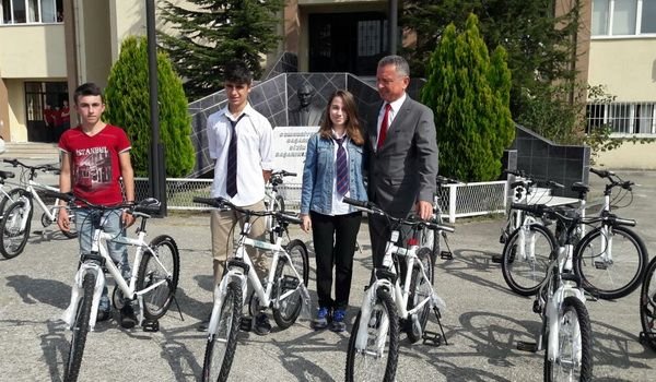 Lise Öğrencilerine Bisiklet verildi