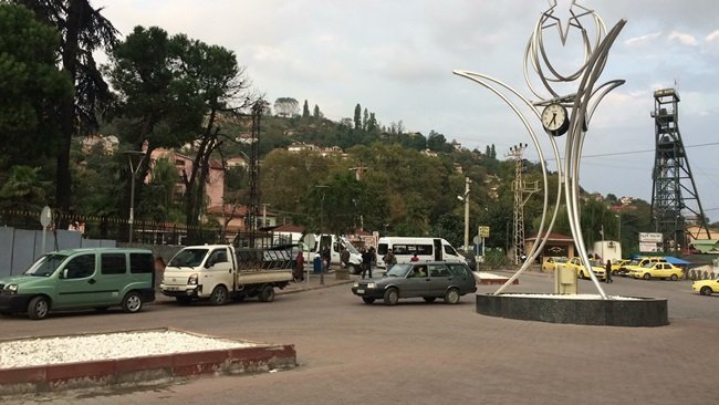 ZONGULDAK’IN KOZLU İLÇESİNDE 53 YAŞINDAKİ ÜÇ ÇOCUK ANNESİ KADINA, YOLUN KARŞISINA GEÇMEK İSTERKEN KAMYONET ÇARPTI. ARACIN ALTINDA SÜRÜKLENEN TALİHSİZ KADIN, KALDIRILDIĞI HASTANEDE HAYATINI KAYBETTİ. (ÖMER TEKCAN - ONUR ALTINDAĞ/ZONGULDAK-İHA)