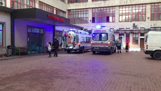 ZONGULDAK’IN KOZLU İLÇESİNDE 53 YAŞINDAKİ ÜÇ ÇOCUK ANNESİ KADINA, YOLUN KARŞISINA GEÇMEK İSTERKEN KAMYONET ÇARPTI. ARACIN ALTINDA SÜRÜKLENEN TALİHSİZ KADIN, KALDIRILDIĞI HASTANEDE HAYATINI KAYBETTİ. (ÖMER TEKCAN - ONUR ALTINDAĞ/ZONGULDAK-İHA)