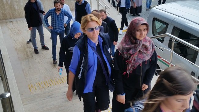 ZONGULDAK'TA FETÖ SORUŞTURMASI KAPSAMINDA ALAPLI’DA GÖZALTINA ALINAN 7 KİŞİ, İŞLEMLERİNİN ARDINDAN ZONGULDAK ADLİYESİ'NE GETİRİLDİ. (SERTAÇ ÖZDEMİR/ZONGULDAK-İHA)