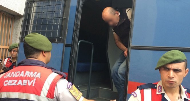 ZONGULDAK’TA 15 TEMMUZ 2016 GÜNÜ YAŞANAN BAŞARISIZ DARBE GİRİŞİMİNDEN SONRA AİLESİ İLE “DEMOKRASİ NÖBETİ”NE KATILAN KÜÇÜK KIZI KUCAĞINA ALIP ÖPTÜKTEN SONRA KAÇIRMAYA ÇALIŞTIĞI İDDİASIYLA HAKİM KARŞISINA ÇIKAN 52 YAŞINDAKİ E.Y. ADLI TUTUKLU SANIĞI 5 YIL HAPİS CEZASI İLE CEZALANDIRDI. MAHKEME, TUTUKLU SANIĞIN TUTUKTA KALDIĞI SÜRE VE CEZANIN MİKTARI GÖZ ÖNÜNDE BULUNDURARAK ADLİ KONTROL ŞARTIYLA TAHLİYE ETTİ. (ONUR ALTINDAĞ/ZONGULDAK-İHA)