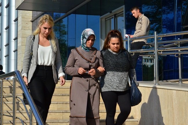AVUKAT MERVE KIR (SOL BAŞTA), NECLA SAĞLAM'IN ANNESİ SERPİL GÖKYER (ORTADA) VE BİR YAKINI ADLİYE ÇIKIŞI GAZETECİLERİN SORULARINI YANITLADI. (ONUR ALTINDAĞ - SERTAÇ ÖZDEMİR/ZONGULDAK-İHA)