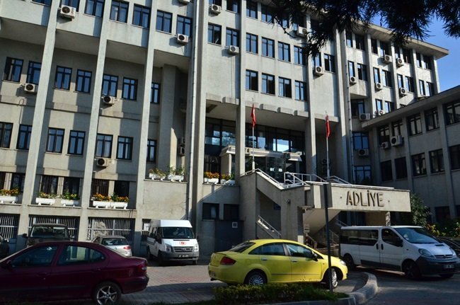 ZONGULDAK 1. AĞIR CEZA MAHKEMESİ’NDE GÖRÜLEN İKİNCİ DURUŞMADA, KOCAELİ CEZAEVİ’NDE BULUNAN TUTUKLU SANIK HAZIR BULUNDURULDU. ÖLDÜRÜLEN NECLA SAĞLAM’IN ANNESİ SERPİL GÖKYER İLE TARAF AVUKATLARI DA MAHKEMEYE KATILDI. (ONUR ALTINDAĞ - SERTAÇ ÖZDEMİR/ZONGULDAK-İHA)