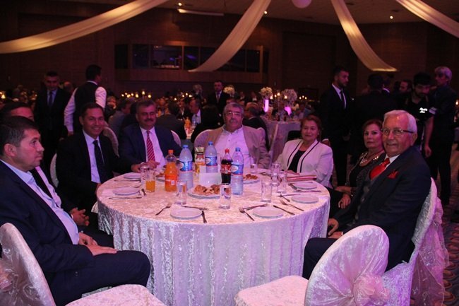 AK PARTİ ZONGULDAK MİLLETVEKİLİ FARUK ÇATUROĞLU DÜĞÜN TÖREBİNDE 3 ÇOCUK GÖNDERMESİNDE BULUNDU. (VEDAT KILIÇ/ZONGULDAK-İHA)