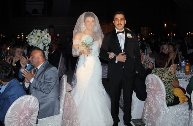 ALAPLI BELEDİYE BAŞKANI NURİ TEKİN'İN KIZI BÜŞRA TEKİN, İLÇENİN ÖNDE GELEN ESNAFLARINDAN YUNUS SERDAR SAYRE İLE DÜNYA EVİNE GİRDİ. (VEDAT KILIÇ/ZONGULDAK-İHA)