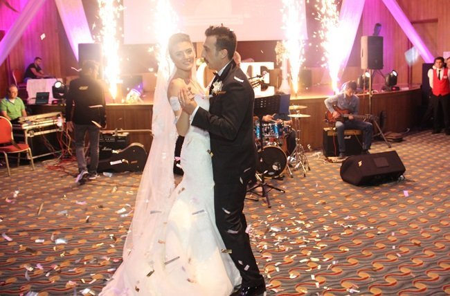 ALAPLI BELEDİYE BAŞKANININ KIZI BÜŞRA TEKİN, İLÇENİN ÖNDE GELEN ESNAFLARINDAN YUNUS SERDAR SAYRE İLE DÜNYA EVİNE GİRDİ. (VEDAT KILIÇ/ZONGULDAK-İHA)