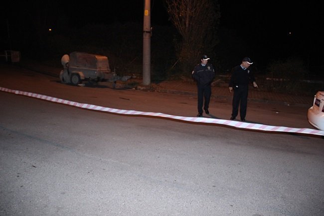 SİLAHLI YARALAMA OLAYI SONRASI POLİS EKİPLERİ OLAY YERİNDE İNCELEMELERDE BULUNDU. (VEDAT KILIÇ/ZONGULDAK-İHA)
