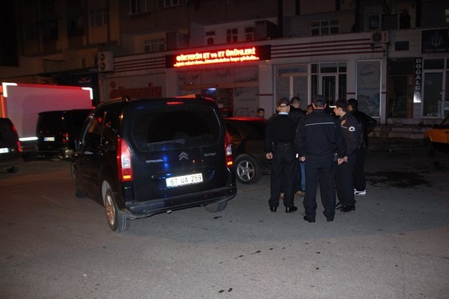POLİS EKİPLERİ KAVGAYA KARIŞAN 3 KİŞİYİ GÖZALTINA ALARAK EMNİYETE GÖTÜRDÜ. (VEDAT KILIÇ/ZONGULDAK-İHA)
