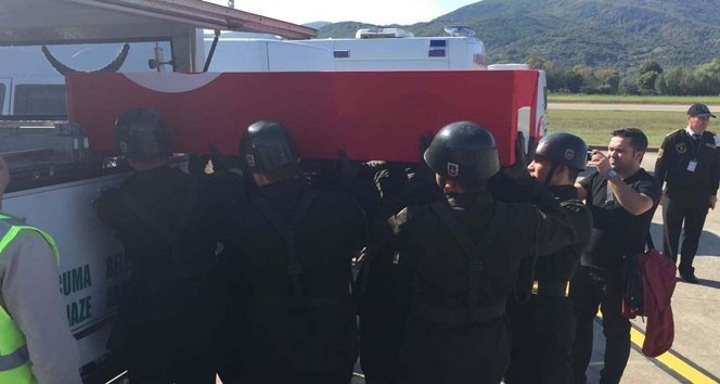 HAKKARİ’DE HAİN TERÖR ÖRGÜTÜ PKK’NIN SALDIRISI SONRASINDA ŞEHİT OLAN DÜZCELİ JANDARMA ER ERKAN ÖZDEMİR’İN CENAZESİ, TSK'YA AİT UÇAKLA ZONGULDAK HAVALİMANINA GETİRİLDİ. (EMRAH YILDIZ/ZONGULDAK-İHA)
