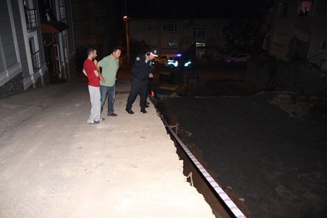 EVİNE GİDERKEN İNŞAAT ALANINA DÜŞEN KADIN HASTANEYE KALDIRILIRKEN, POLİS OLAY YERİNDE İNCELEMELERDE BULUNDU. (VEDAT KILIÇ/ZONGULDAK-İHA)