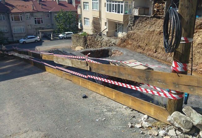 KDZ. EREĞLİ'DE BİR KİŞİNİN BOŞLUĞU FARK EDEMEYİP DÜŞMESİ SONUCU AĞIR YARALANMASINA YOL AÇAN İNŞAATTA GÜVENLİK ÖNLEMLERİNİN ALINMAMASI MAHALLE SAKİNLERİ TARAFINDAN TEPKİ İLE KARŞILANDI. (VEDAT KILIÇ/ZONGULDAK-İHA)