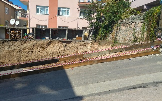KDZ. EREĞLİ İLÇESİNDE EVİNE GİDERKEN BOŞLUĞU FARK EDEMEYİP İNŞAAT ALANINA DÜŞEN KADININ OMURİLİĞİNDE OLUŞAN KIRIKLAR NEDENİYLE YOĞUN BAKIMDA TEDAVİ EDİLDİĞİ ÖĞRENİLDİ. (VEDAT KILIÇ/ZONGULDAK-İHA)