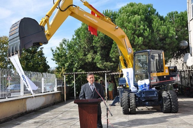 KDZ. EREĞLİ BELEDİYESİ KULLANILMAYAN ESKİ EKSKAVATÖRÜN ONARILMASINI SAĞLAYARAK TEKNİK VE ENDÜSTRİ MESLEK LİSESİ'NE HİBE ETTİ. (VEDAT KILIÇ/ZONGULDAK-İHA)