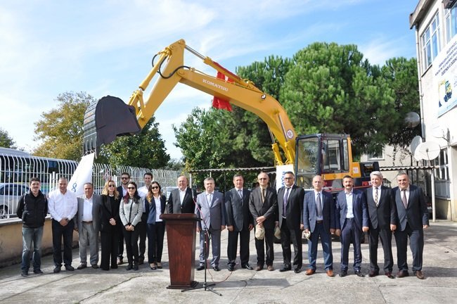 KDZ. EREĞLİ BELEDİYESİ ÖĞRENCİLERİN UYGULAMALI EĞİTİM GÖRMESİ İŞİN OKULA EKSKAVATÖR HİBE ETTİ. (VEDAT KILIÇ/ZONGULDAK-İHA)