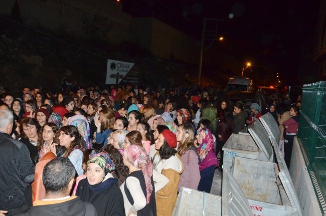 ZONGULDAK'IN KOZLU İLÇESİNDEKİ BİR YURTTA KALAN KIZ ÖĞRENCİLER, İKİ ARKADAŞLARININ KAÇIRILDIĞINI ÖNE SÜREREK EYLEM YAPTI. ÖĞRENCİLER, GÜVENLİK TEDBİRLERİNİN ARTTIRILMASINI İSTEDİ. (ONUR ALTINDAĞ - SERTAÇ ÖZDEMİR/ZONGULDAK-İHA)