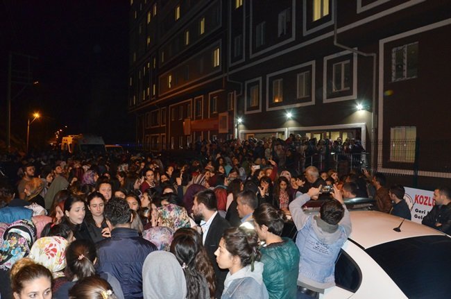 ZONGULDAK'IN KOZLU İLÇESİNDEKİ BİR YURTTA KALAN KIZ ÖĞRENCİLER, İKİ ARKADAŞLARININ KAÇIRILDIĞINI ÖNE SÜREREK EYLEM YAPTI. ÖĞRENCİLER, GÜVENLİK TEDBİRLERİNİN ARTTIRILMASINI İSTEDİ. (ONUR ALTINDAĞ - SERTAÇ ÖZDEMİR/ZONGULDAK-İHA)