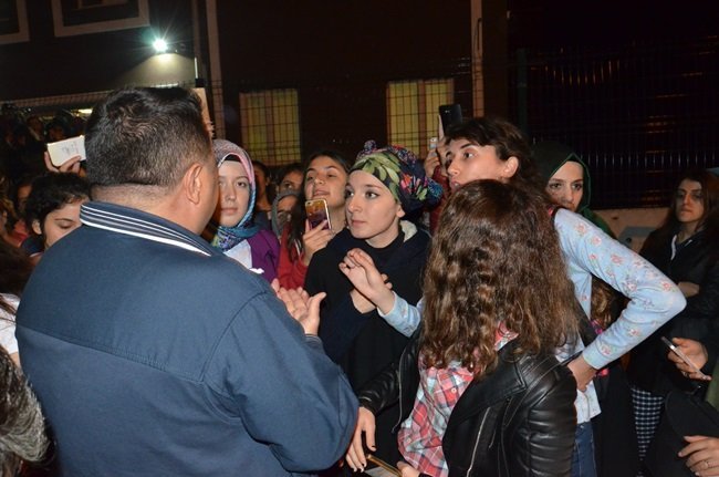 ZONGULDAK'IN KOZLU İLÇESİNDEKİ BİR YURTTA KALAN KIZ ÖĞRENCİLER, İKİ ARKADAŞLARININ KAÇIRILDIĞINI ÖNE SÜREREK EYLEM YAPTI. ÖĞRENCİLER, GÜVENLİK TEDBİRLERİNİN ARTTIRILMASINI İSTEDİ. (ONUR ALTINDAĞ - SERTAÇ ÖZDEMİR/ZONGULDAK-İHA)