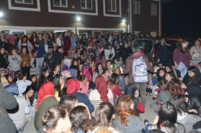 ZONGULDAK'IN KOZLU İLÇESİNDEKİ BİR YURTTA KALAN KIZ ÖĞRENCİLER, İKİ ARKADAŞLARININ KAÇIRILDIĞINI ÖNE SÜREREK EYLEM YAPTI. ÖĞRENCİLER, GÜVENLİK TEDBİRLERİNİN ARTTIRILMASINI İSTEDİ. (ONUR ALTINDAĞ - SERTAÇ ÖZDEMİR/ZONGULDAK-İHA)