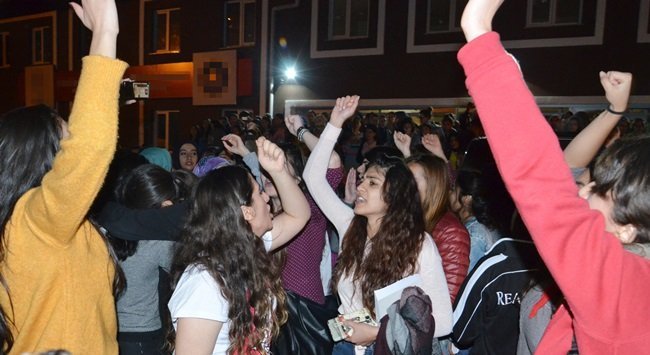 ZONGULDAK'IN KOZLU İLÇESİNDEKİ BİR YURTTA KALAN KIZ ÖĞRENCİLER, İKİ ARKADAŞLARININ KAÇIRILDIĞINI ÖNE SÜREREK EYLEM YAPTI. ÖĞRENCİLER, GÜVENLİK TEDBİRLERİNİN ARTTIRILMASINI İSTEDİ. (ONUR ALTINDAĞ - SERTAÇ ÖZDEMİR/ZONGULDAK-İHA)