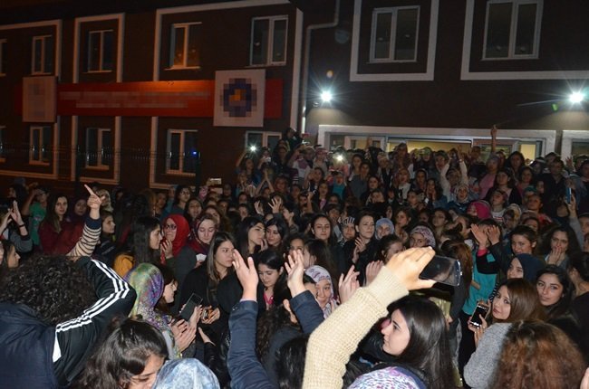 ZONGULDAK'IN KOZLU İLÇESİNDEKİ BİR YURTTA KALAN KIZ ÖĞRENCİLER, İKİ ARKADAŞLARININ KAÇIRILDIĞINI ÖNE SÜREREK EYLEM YAPTI. ÖĞRENCİLER, GÜVENLİK TEDBİRLERİNİN ARTTIRILMASINI İSTEDİ. (ONUR ALTINDAĞ - SERTAÇ ÖZDEMİR/ZONGULDAK-İHA)