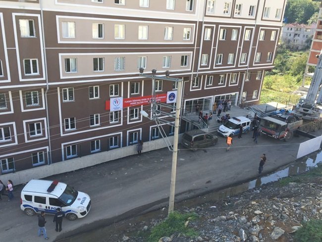 KOZLU İLÇESİNDE BULUNAN NESİBE HATUN KIZ YURDU’NDAN KIZ ÖĞRENCİNİN KAÇIRILDIĞI İDDİALARI ÜZERİNE GECE SAATLERİNDE BİN 600’E YAKIN ÖĞRENCİ EYLEM BAŞLATMIŞ VE YAKLAŞIK ÜÇ SAAT SONRA EYLEME SON VERMİŞLERDİ. KYK BÖLGE MÜDÜRÜ HAYRİ BULAZAR’IN MAKAMINDA DÜZENLEDİĞİ BASIN TOPLANTISININ ARDINDAN ZONGULDAK VALİSİ ALİ KABAN DA MAKAMINDA ASAYİŞ TOPLANTISI GERÇEKLEŞTİRDİ. (ÖMER TEKCAN - ONUR ALTINDAĞ/ZONGULDAK-İHA)