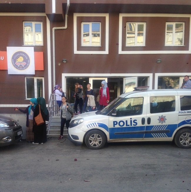 KOZLU İLÇESİNDE BULUNAN NESİBE HATUN KIZ YURDU’NDAN KIZ ÖĞRENCİNİN KAÇIRILDIĞI İDDİALARI ÜZERİNE GECE SAATLERİNDE BİN 600’E YAKIN ÖĞRENCİ EYLEM BAŞLATMIŞ VE YAKLAŞIK ÜÇ SAAT SONRA EYLEME SON VERMİŞLERDİ. KYK BÖLGE MÜDÜRÜ HAYRİ BULAZAR’IN MAKAMINDA DÜZENLEDİĞİ BASIN TOPLANTISININ ARDINDAN ZONGULDAK VALİSİ ALİ KABAN DA MAKAMINDA ASAYİŞ TOPLANTISI GERÇEKLEŞTİRDİ. (ÖMER TEKCAN - ONUR ALTINDAĞ/ZONGULDAK-İHA)