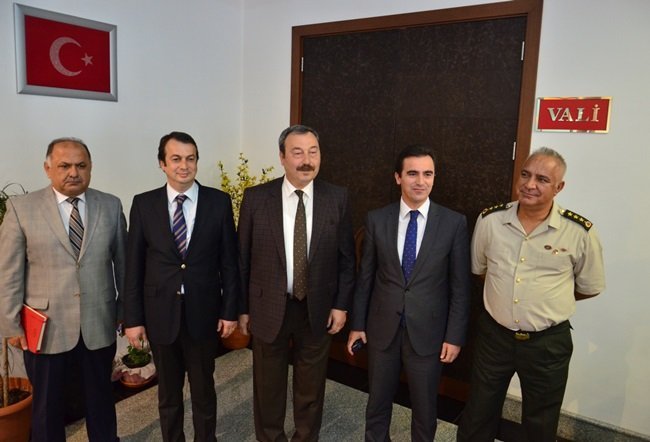 KYK BÖLGE MÜDÜRÜ HAYRİ BULAZAR (SOL BAŞTA), BEÜ REKTÖR YARDIMCISI PROF. DR. HAKAN KUTOĞLU (SOLDAN İKİNCİ), EMNİYET MÜDÜRÜ OSMAN AK (ORTADAKİ), KOZLU KAYMAKAMI AHMET KARAKAYA (SAĞDAN İKİNCİ), VE İL JANDARMA KOMUTANI ALBAY HALUK SELVİ (SAĞ BAŞTAKİ) DEMEÇ SONRASI GAZETECİLERE AÇIKLAMADA BULUNDU. (ÖMER TEKCAN - ONUR ALTINDAĞ/ZONGULDAK-İHA)