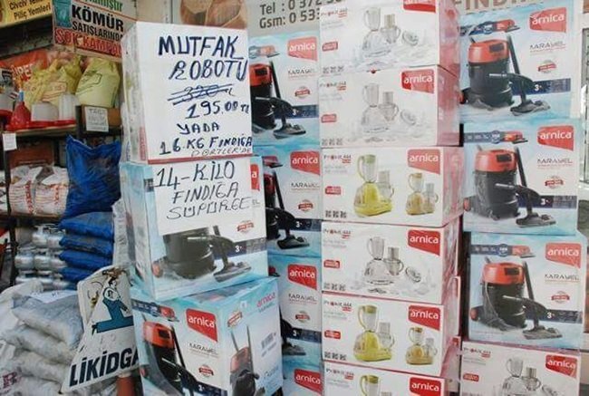 ZONGULDAK'IN ALAPLI İLÇESİNDE BİR ESNAF, FINDIK FİYATLARININ DÜŞMESİNİN ARDINDAN MÜŞTERİLERİNE YÖNELİK “FINDIK GETİRENE BEDAVA KÖMÜR VE ELEKTRİKLİ EV ALETLERİ KAMPANYASI” BAŞLATTI. (ERTUĞRUL YÜKSEL/ZONGULDAK-İHA)