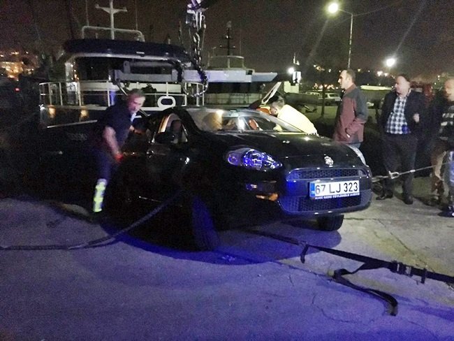 KDZ. EREĞLİ İLÇESİNDE DENİZE DÜŞMEK ÜZERE OLAN OTOMOBİLİ VATANDAŞLAR KURTARDI. (VEDAT KILIÇ/ZONGULDAK-İHA)