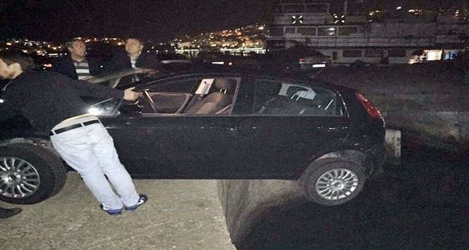 Sürücüyü denize düşmekten vatandaşlar kurtardı